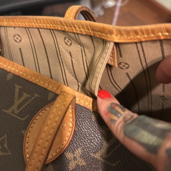 Authentic Neverfull MM Louis Vuitton Tote - Picture 10 of 15